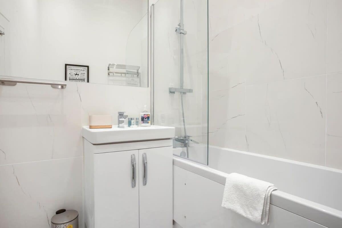 Contemporary 1 Bedroom In Apartment *