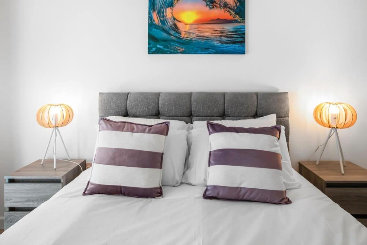 Apartment Contemporary 1 Bedroom In Woking