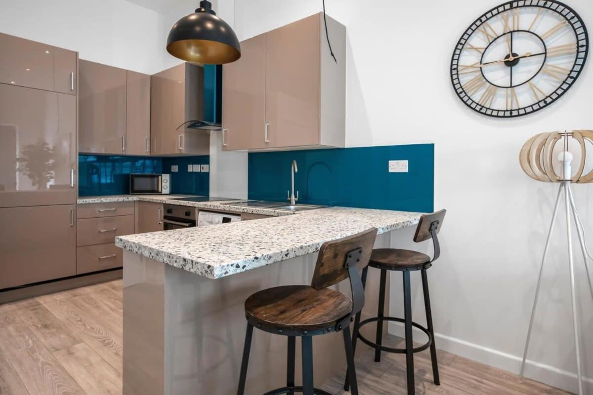 Contemporary 1 Bedroom In * Woking