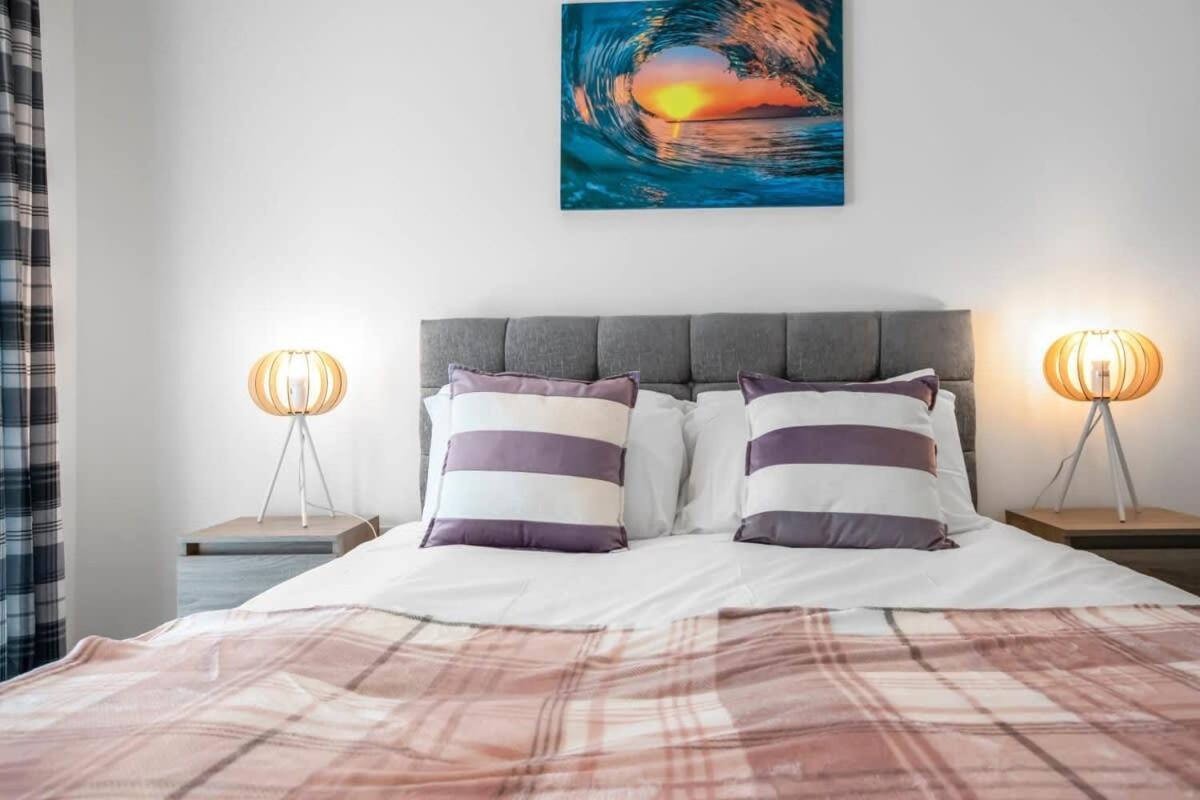 Contemporary 1 Bedroom In Apartment