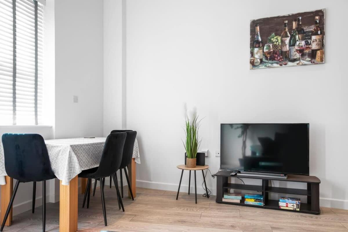 Apartment Contemporary 1 Bedroom In *