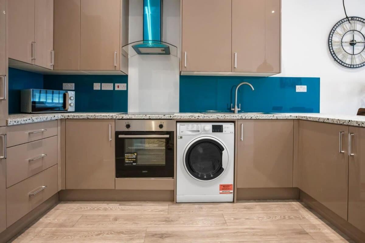 Contemporary 1 Bedroom In *