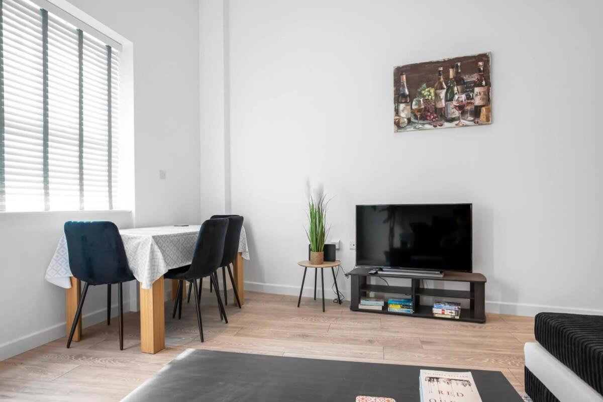 Apartment Contemporary 1 Bedroom In Woking