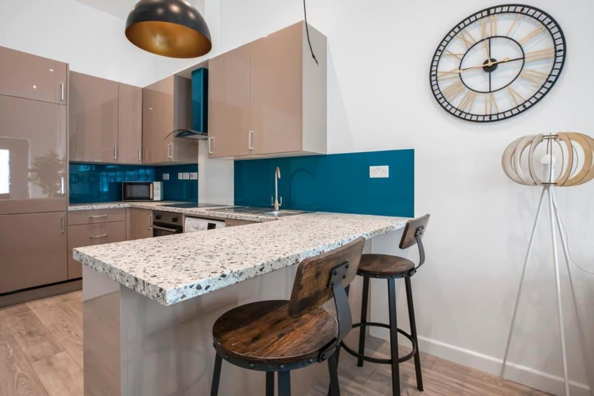 Contemporary 1 Bedroom In * Woking