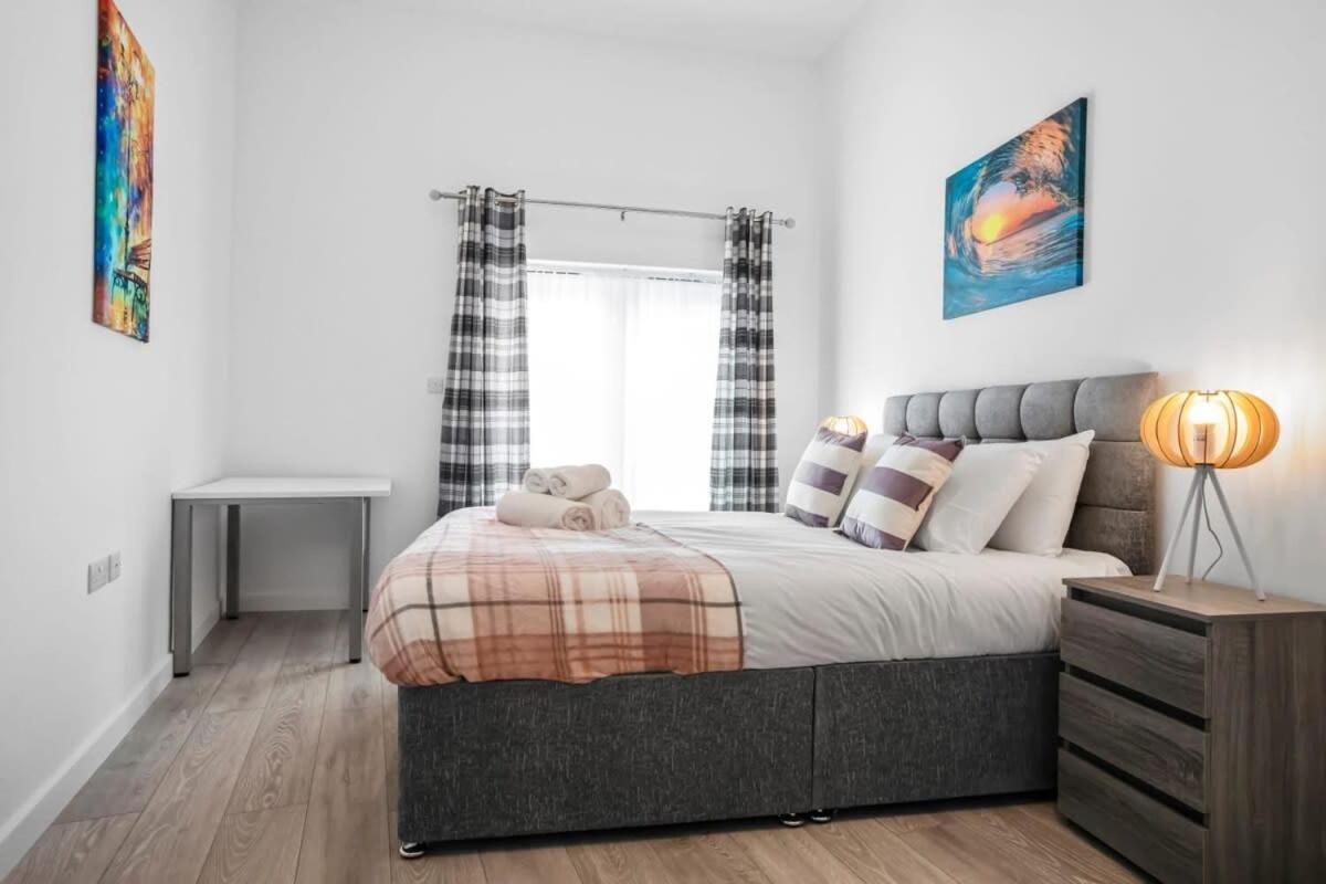Contemporary 1 Bedroom In Apartment Woking